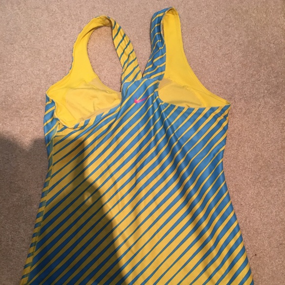 Fun Nike exercise top! - Picture 2 of 3